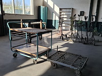 Magazijnwagen met transporthondje - afbeelding 1 van  4