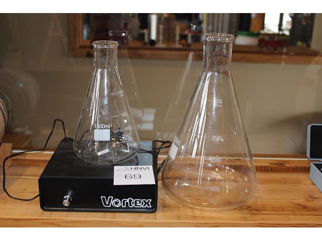 Magneetroerder vortex met 2 erlenmeyers. - afbeelding 1 van  2
