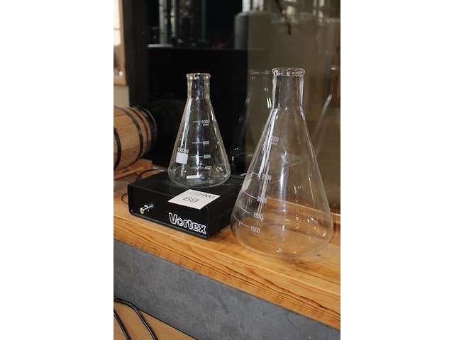 Magneetroerder vortex met 2 erlenmeyers. - afbeelding 2 van  2