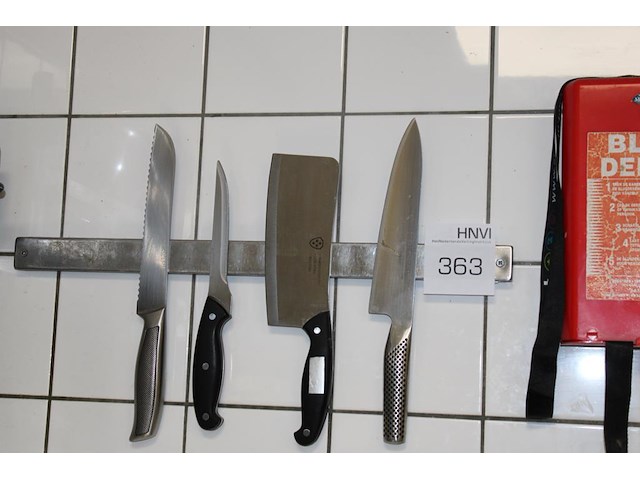 Magnetisch messenrek met drie messen en bijl. - afbeelding 1 van  2