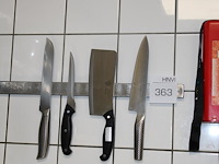 Magnetisch messenrek met drie messen en bijl. - afbeelding 1 van  2