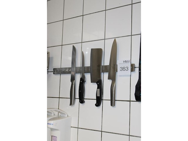 Magnetisch messenrek met drie messen en bijl. - afbeelding 2 van  2