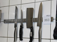 Magnetisch messenrek met drie messen en bijl. - afbeelding 2 van  2