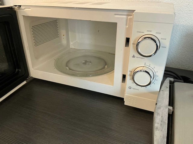 Magnetron, grille, koelkast en waterkoker - afbeelding 5 van  7