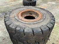 Magnum solideal 16.00-25 volrubber industrie band met velg (4x) - afbeelding 1 van  9