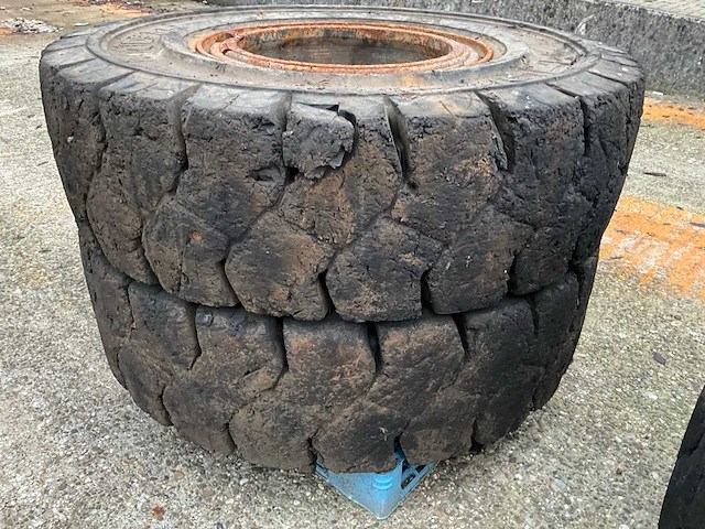 Magnum solideal 16.00-25 volrubber industrie band met velg (4x) - afbeelding 5 van  9