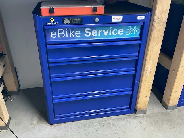 Magura ladenkast met inhoud - afbeelding 1 van  7