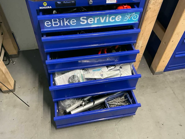 Magura ladenkast met inhoud - afbeelding 2 van  7