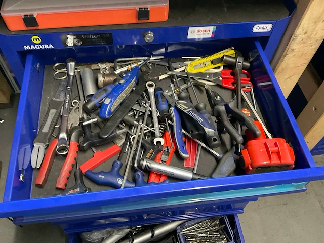 Magura ladenkast met inhoud - afbeelding 3 van  7