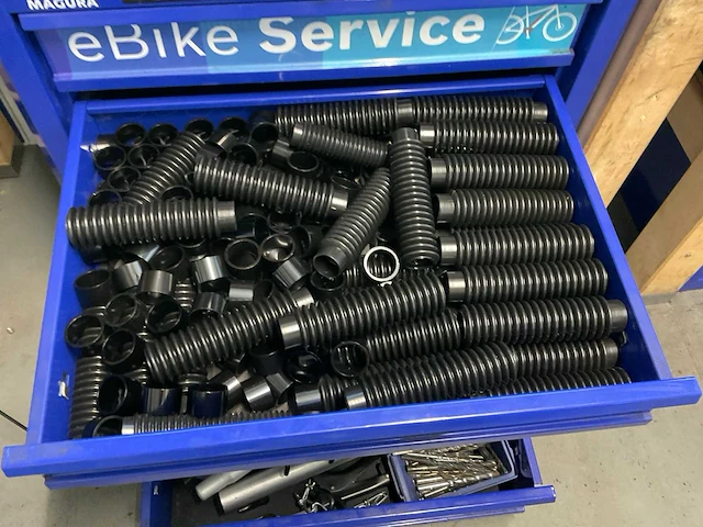 Magura ladenkast met inhoud - afbeelding 4 van  7