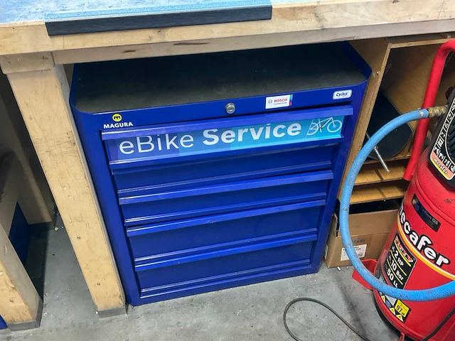Magura ladenkast met inhoud - afbeelding 1 van  6
