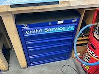 Magura ladenkast met inhoud