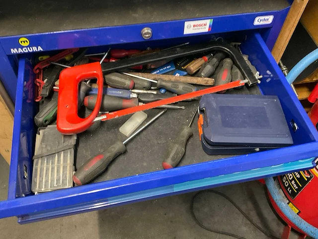 Magura ladenkast met inhoud - afbeelding 2 van  6