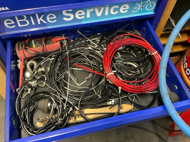 Magura ladenkast met inhoud - afbeelding 3 van  6