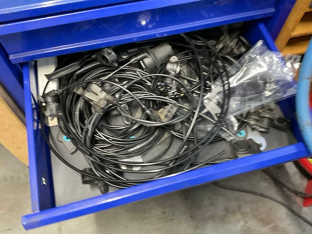 Magura ladenkast met inhoud - afbeelding 4 van  6