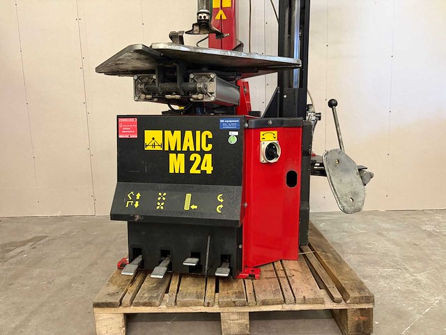 Maic giuliano - 2010 - m24 - banden de- en monteer apparaat - afbeelding 3 van  10