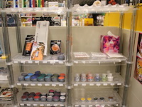 Make up/grime/schminkproducten in stelling w.o. water make-up, flakes, wimpers, sponzen, cremes, pasta's, ... - afbeelding 3 van  13