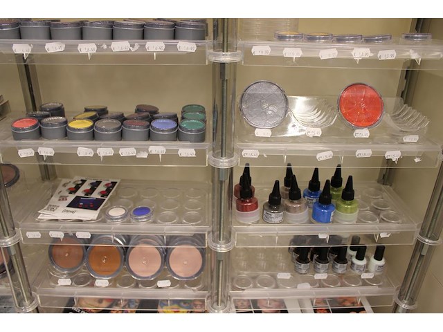 Make up/grime/schminkproducten in stelling w.o. water make-up, flakes, wimpers, sponzen, cremes, pasta's, ... - afbeelding 4 van  13