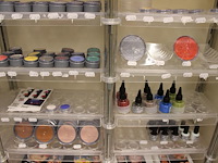 Make up/grime/schminkproducten in stelling w.o. water make-up, flakes, wimpers, sponzen, cremes, pasta's, ... - afbeelding 4 van  13
