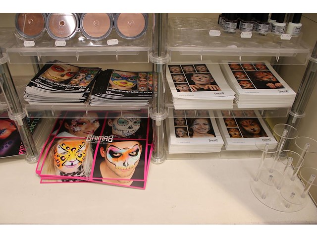 Make up/grime/schminkproducten in stelling w.o. water make-up, flakes, wimpers, sponzen, cremes, pasta's, ... - afbeelding 5 van  13