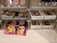 Make up/grime/schminkproducten in stelling w.o. water make-up, flakes, wimpers, sponzen, cremes, pasta's, ... - afbeelding 5 van  13