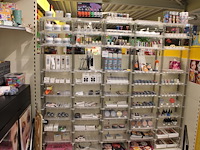 Make up/grime/schminkproducten in stelling w.o. water make-up, flakes, wimpers, sponzen, cremes, pasta's, ... - afbeelding 1 van  13