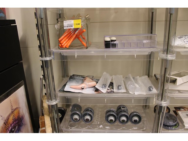 Make up/grime/schminkproducten in stelling w.o. water make-up, flakes, wimpers, sponzen, cremes, pasta's, ... - afbeelding 8 van  13