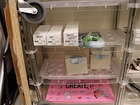 Make up/grime/schminkproducten in stelling w.o. water make-up, flakes, wimpers, sponzen, cremes, pasta's, ... - afbeelding 9 van  13