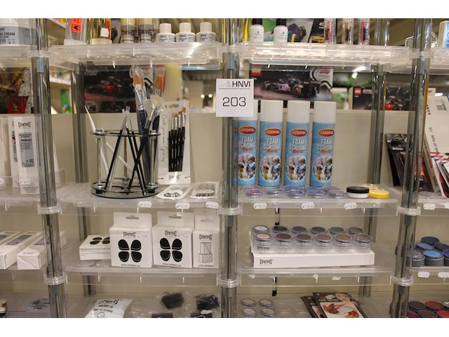 Make up/grime/schminkproducten in stelling w.o. water make-up, flakes, wimpers, sponzen, cremes, pasta's, ... - afbeelding 11 van  13