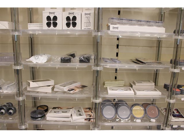 Make up/grime/schminkproducten in stelling w.o. water make-up, flakes, wimpers, sponzen, cremes, pasta's, ... - afbeelding 12 van  13