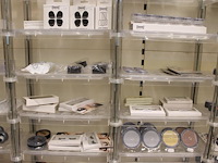 Make up/grime/schminkproducten in stelling w.o. water make-up, flakes, wimpers, sponzen, cremes, pasta's, ... - afbeelding 12 van  13