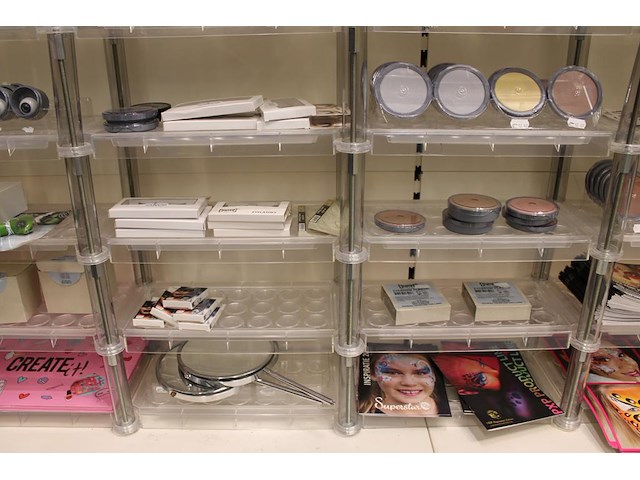 Make up/grime/schminkproducten in stelling w.o. water make-up, flakes, wimpers, sponzen, cremes, pasta's, ... - afbeelding 13 van  13