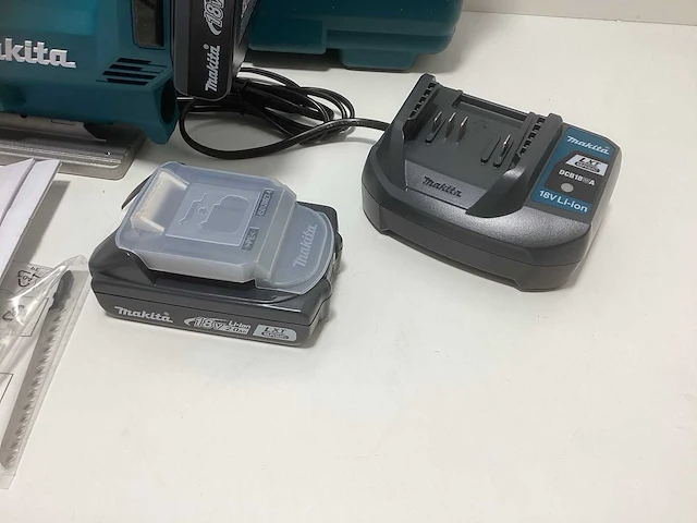 Makita - djv186 - decoupeerzaag - afbeelding 1 van  5