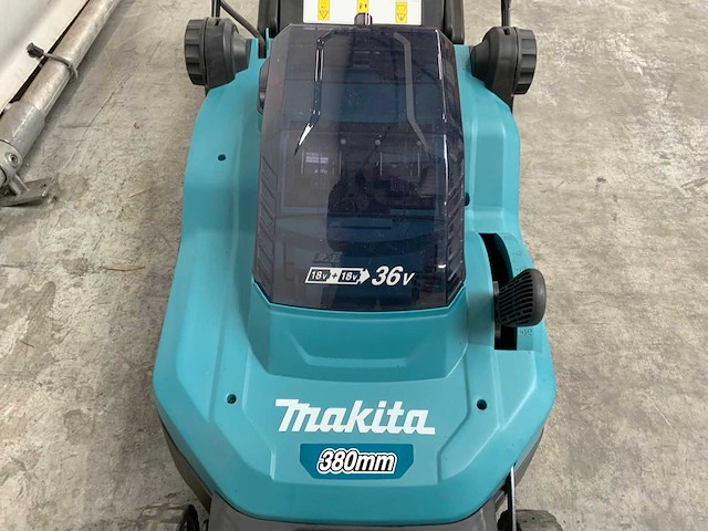 Makita - dlm382 - grasmaaier met 2x 18v accu en lader - afbeelding 11 van  13