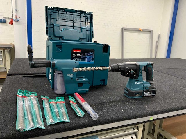 Makita 18v combihamer met diverse accessoires - afbeelding 1 van  7