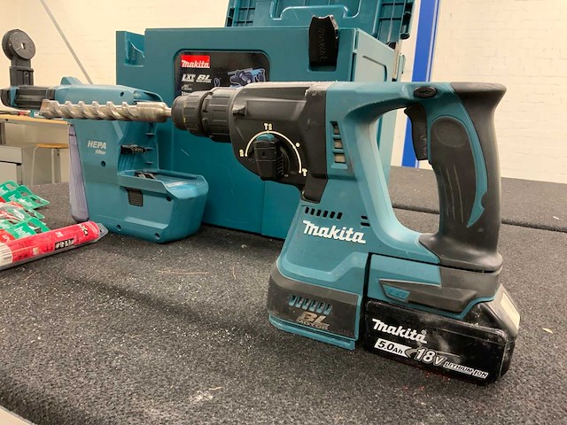 Makita 18v combihamer met diverse accessoires - afbeelding 2 van  7