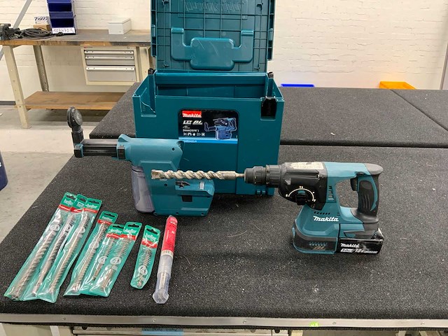 Makita 18v combihamer met diverse accessoires - afbeelding 3 van  7