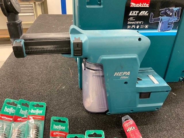 Makita 18v combihamer met diverse accessoires - afbeelding 6 van  7