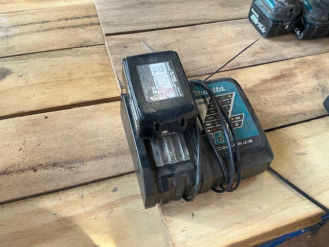 Makita 18volt acculader met 1 accu - afbeelding 1 van  2