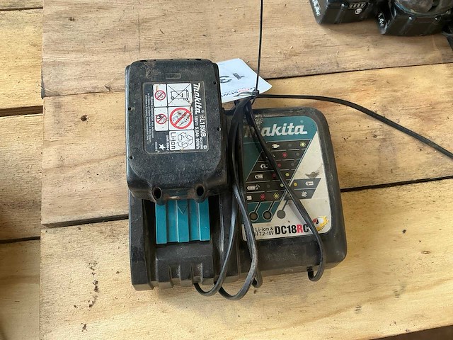Makita 18volt acculader met 1 accu - afbeelding 2 van  4