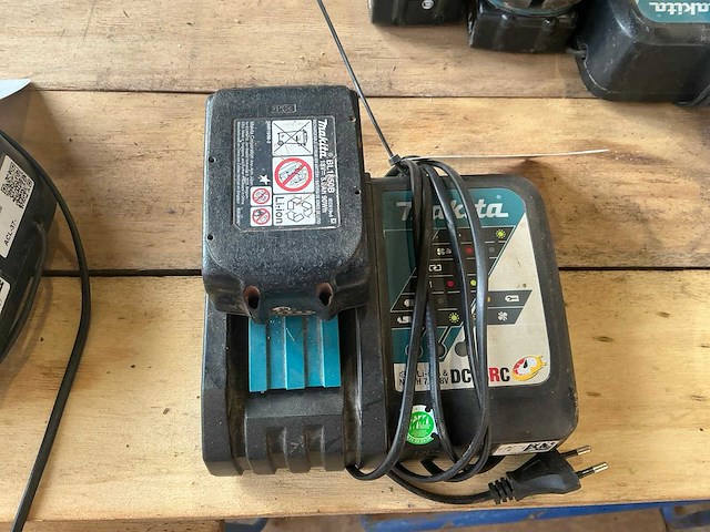 Makita 18volt acculader met 1 accu - afbeelding 1 van  4