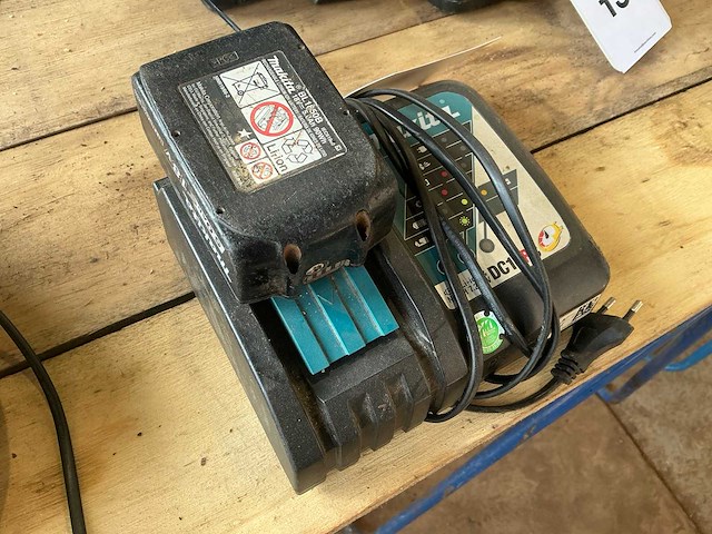 Makita 18volt acculader met 1 accu - afbeelding 2 van  4
