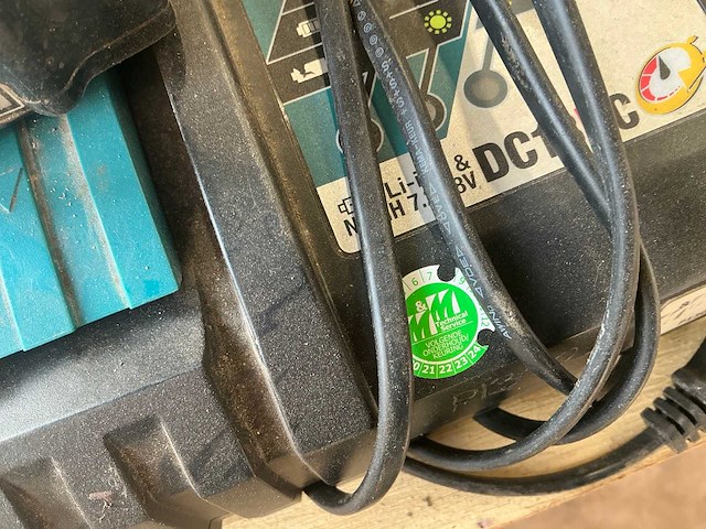 Makita 18volt acculader met 1 accu - afbeelding 3 van  4