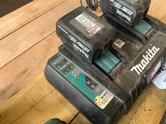 Makita 18volt acculader met 2x accu - afbeelding 4 van  6