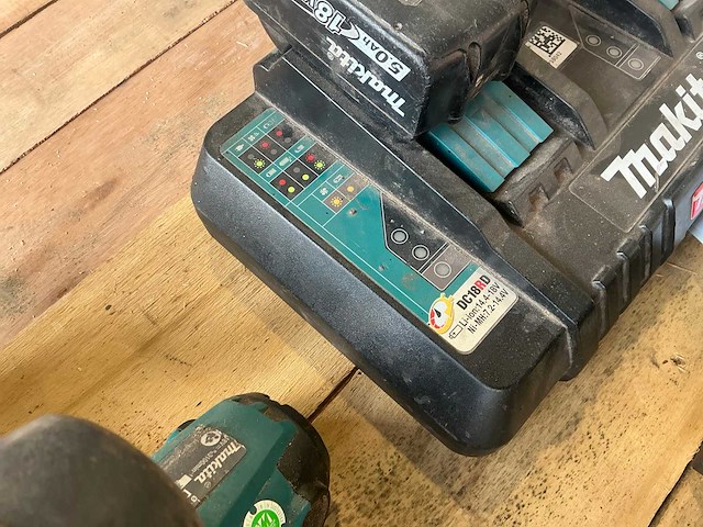 Makita 18volt acculader met 2x accu - afbeelding 5 van  6