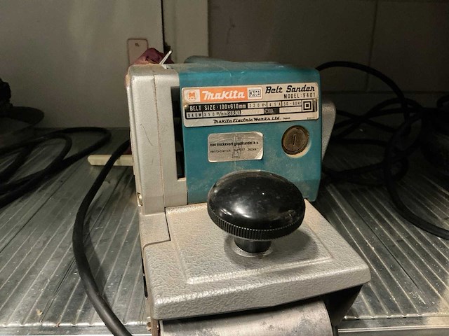 Makita 9401 band sander - afbeelding 1 van  2