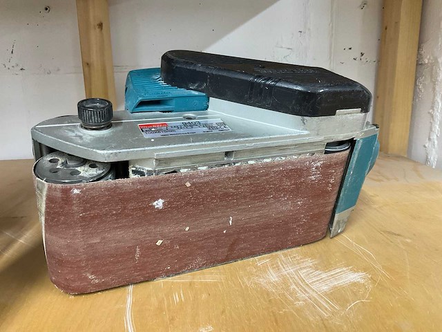 Makita 9403 bandschuurmachine - afbeelding 2 van  2