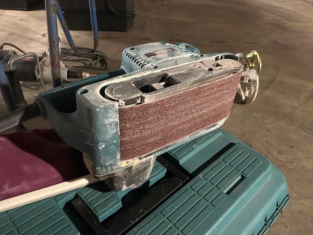 Makita 9911 bandschuurmachine - afbeelding 1 van  1
