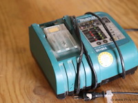 Makita acculader dc18ra 630507f8 - afbeelding 1 van  4