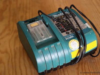Makita acculader dc18ra 630507f8 - afbeelding 1 van  4